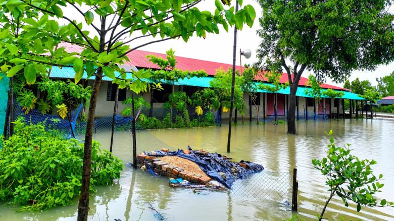 টানা বর্ষণে ডুবছে পেকুয়া, ঝুঁকিতে বেড়িবাঁধ ও জনজ...