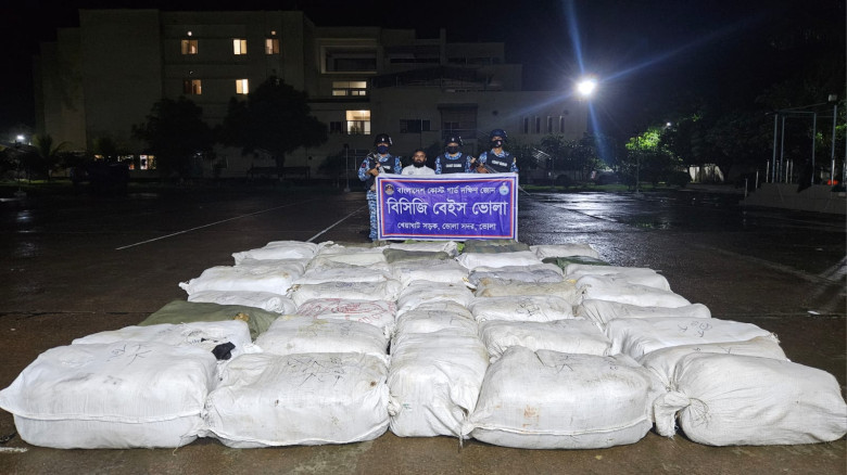 ভোলায় কোস্ট গার্ডের অভিযানে নিষিদ্ধ পলিথিন ও কারেন...