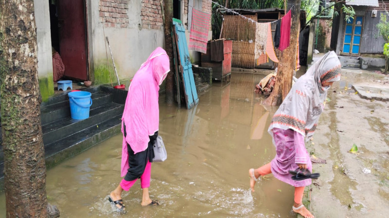 ড্রেনেজ ব্যবস্থা না থাকায় জলাবদ্ধতায় ইসলামপুর পৌ...