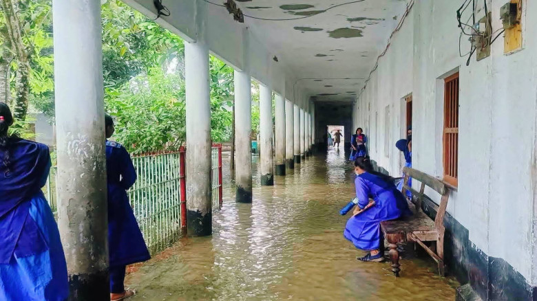 টানা ভারীবর্ষনে জলাবদ্ধ সৃষ্টি,কটিয়াদী সরকারি উচ্চ...