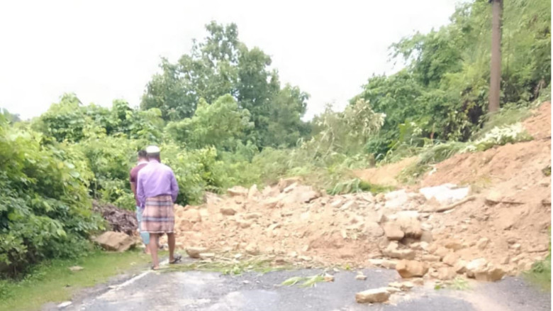 চন্দ্রঘোনা- বাঙ্গালহালিয়া সড়কে  মতিপাড়া এলাকায় প...
