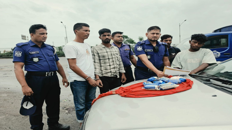 দাউদকান্দিতে প্রাইভেটকার থেকে ১৬ হাজার ইয়াবা উদ্ধ...