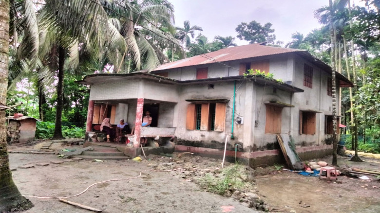 নেছারাবাদে একই রাতে তিন বাড়িতে ডাকাতি, অস্ত্রের মু...