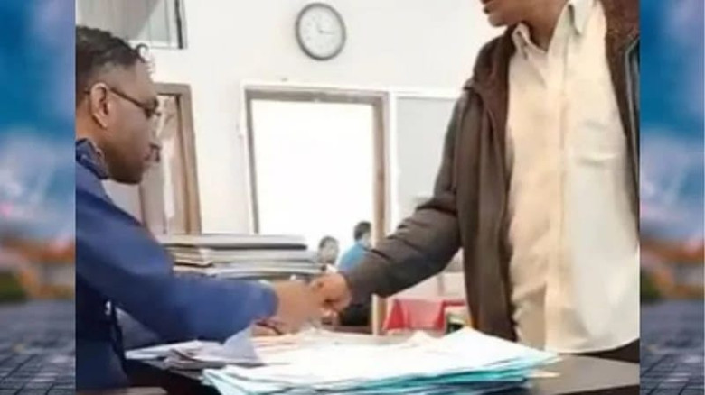 রাজবাড়ীতে ঘুস গ্রহণের ভিডিও ভাইরাল, পুলিশ কর্মকর্ত...