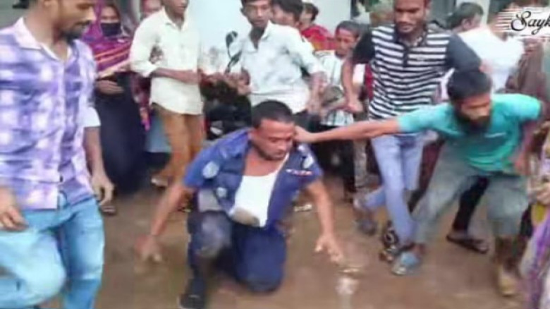 আগৈলঝাড়ায় আসামির মৃত্যুর গুজবে থানায় হামলা, আহত ১০...