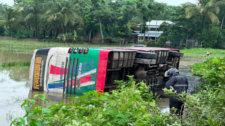 বাউফলে দশমিনা এক্সপ্রেস বাস দুর্ঘটনা, আহত ৭...