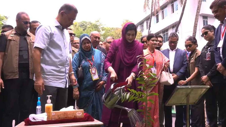 ঢাকা মেডিকেলে বৃক্ষরোপণ কর্মসূচি উদ্বোধন করলেন প্র...