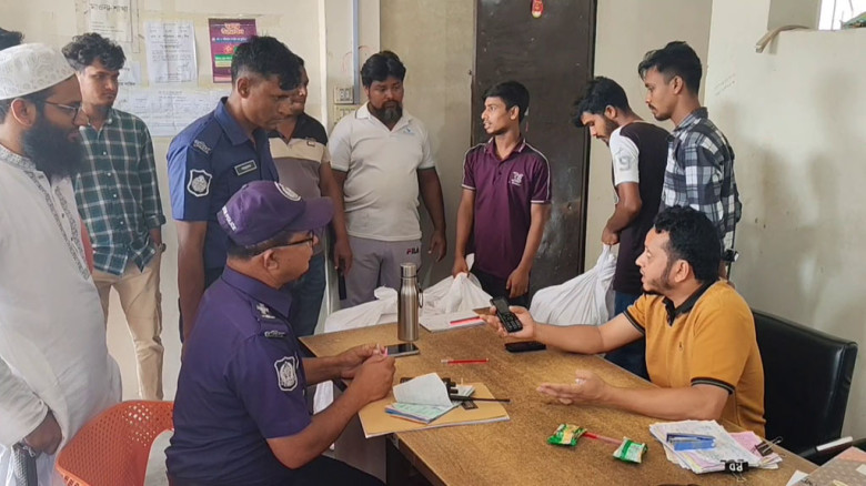 গোপালগঞ্জে বিপুল পরিমান নকল সিগারেট জব্দ...