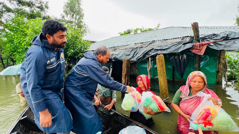 বন্যাদুর্গত পেকুয়া পরিদর্শনে জেলা প্রশাসক, পানিবন...