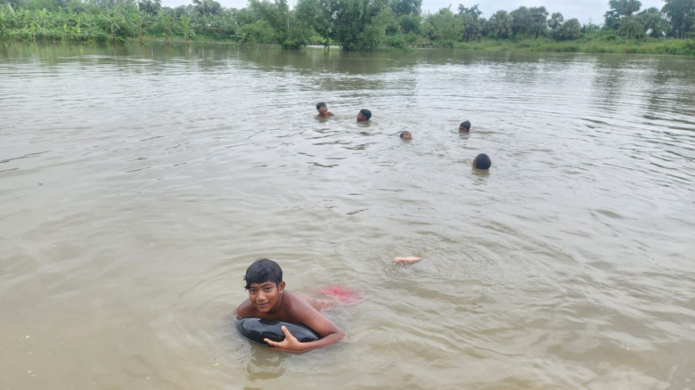 সাঁতার শেখার পুকুর হারিয়ে নদীমুখী শিশুরা...
