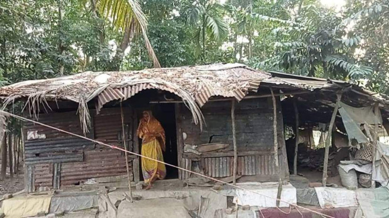 ঝালকাঠিতে মেঘ দেখলেই অন্যের ঘরে আশ্রয়, ডালিম বেগমদ...