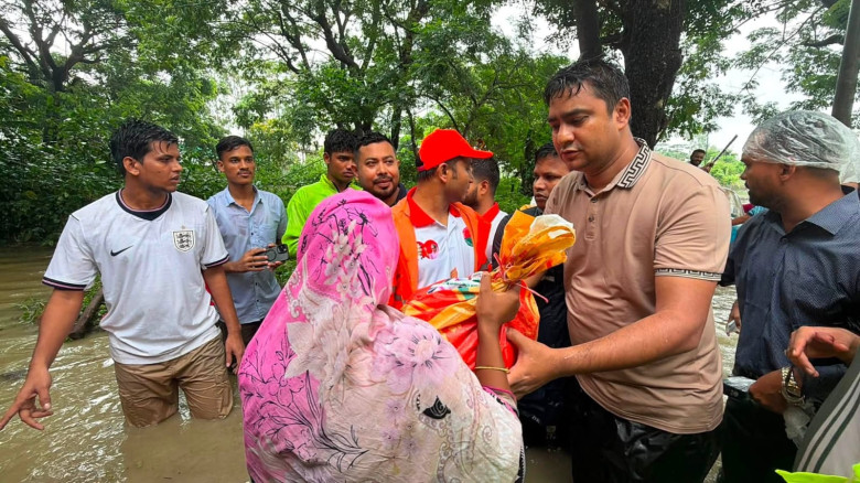 বন্যার্ত মানুষের পাশে ছাত্রদল, চট্টগ্রামের বাঁশখাল...