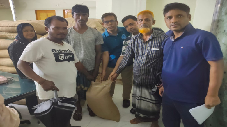 অতিবৃষ্টিতে ক্ষতিগ্রস্ত পৌরসভার ২০০ পরিবারকে চাল ব...