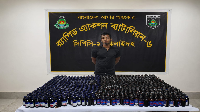 মহেশপুরে র‍্যাবের অভিযানে ৬৬৪ বোতল মাদকসহ ব্যবসায়ী...