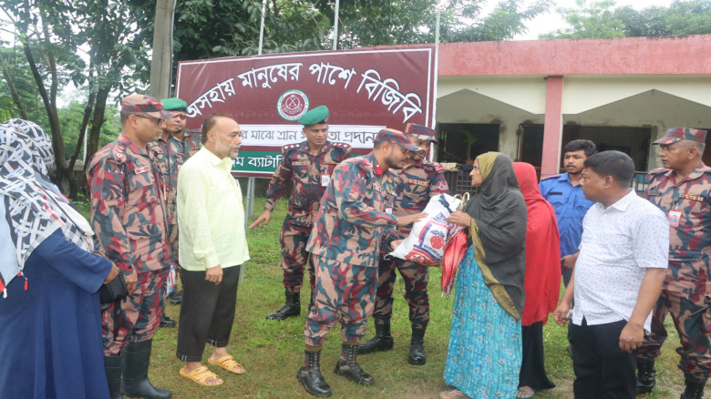 বন্যাকবলিত আলীকদমে ৫৭ বিজিবির ত্রাণ বিতরণ, সহায়তা ...