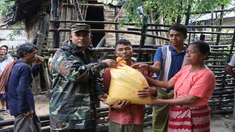 বন্যার্তদের খোঁজে দুর্গম মেরিনচরে আলীকদম সেনা জোন...