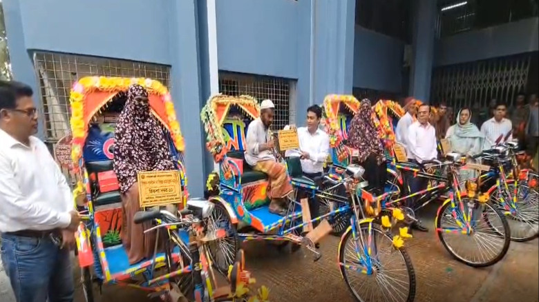 ঝালকাঠিতে পিছিয়ে পড়া ছয় পরিবার পেল অটোরিকশা, স্বাব...
