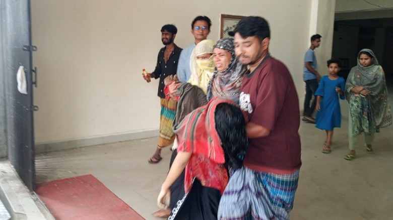 বেলকুচিতে সুতা কাঁটার মেশিনে ওড়না পেঁচিয়ে গৃহবধূর ...
