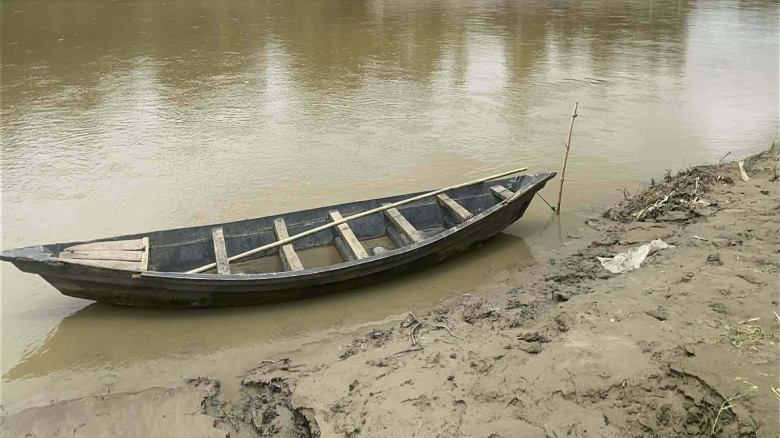 চুনারুঘাটে খোয়াই নদীর সাজ্জার গুদারা ঘাটে নিত্য দ...