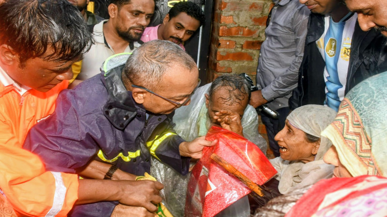 বাঁশখালীতে বন্যার্তদের পাশে ত্রাণসামগ্রী নিয়ে যুবদ...