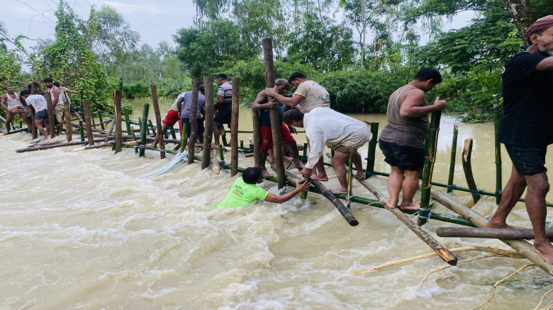 পেকুয়ায় প্রাণপণ চেষ্টায় রক্ষা করা হচ্ছে ভাঙনকবলিত...