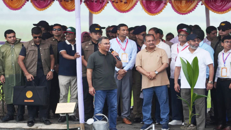বরিশালে বৃক্ষরোপণ ও ফ্যামিলি কার্ডের উপকারভোগীদের ...