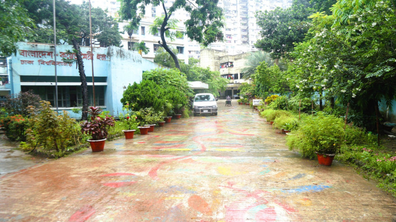 ঢাবির দুটি ছাত্রী হলে শিক্ষার্থীদের জীবনযাত্রা স্ব...