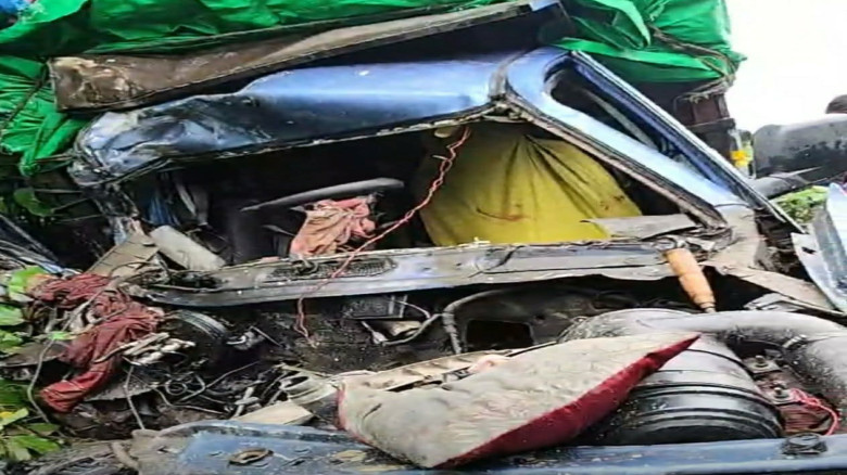 কালুখালীতে বাস, ট্রাক ও পিকআপের ত্রিমুখী সংঘর্ষে অ...