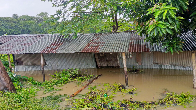 হবিগঞ্জে বন্যায় শত কোটির বেশি ক্ষতি, কমছে দুধ-ডিম-...