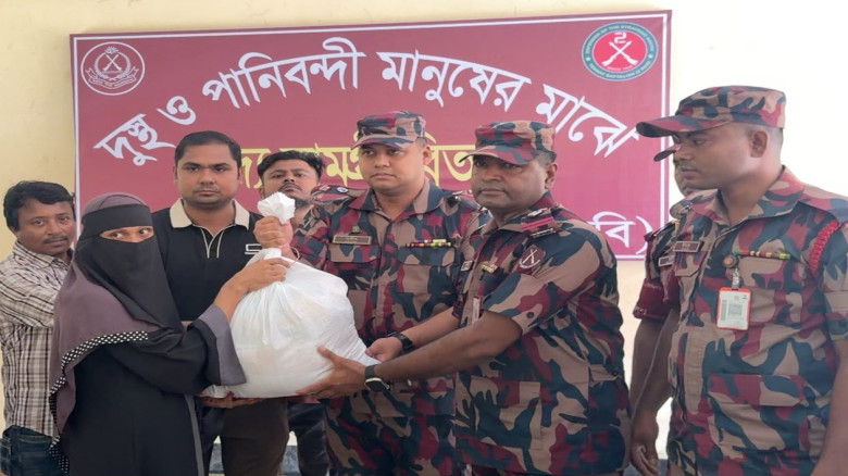 পানিবন্দি ১০০ পরিবারের মাঝে খাদ্যসামগ্রী বিতরণ করল...