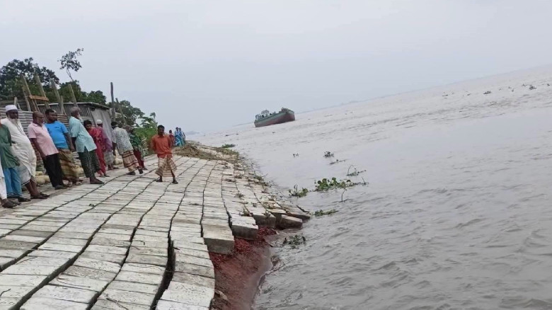 লৌহজংয়ে ভাঙনের আতঙ্কে নির্ঘুম রাত কাটছে পদ্মাপাড়ের...