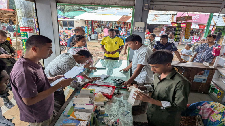 গুইমারায় মেয়াদোত্তীর্ণ ওষুধ ও খাদ্যপণ্য রাখায় একাধ...