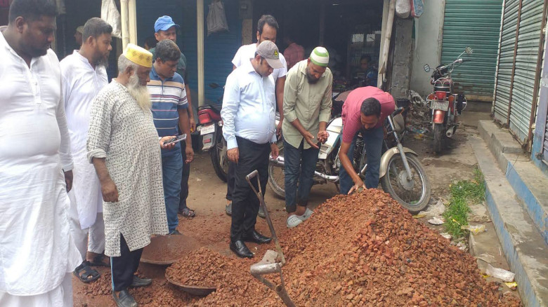লালপুর বাজারে এলজিইডির সড়ক নির্মাণকাজ পরিদর্শন...