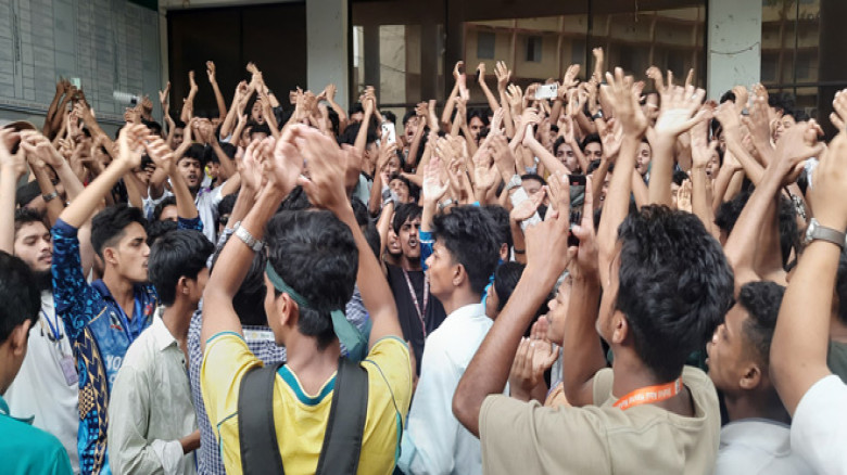 পরীক্ষা স্থগিতের দাবিতে রাজশাহী শিক্ষা বোর্ড ঘেরাও...