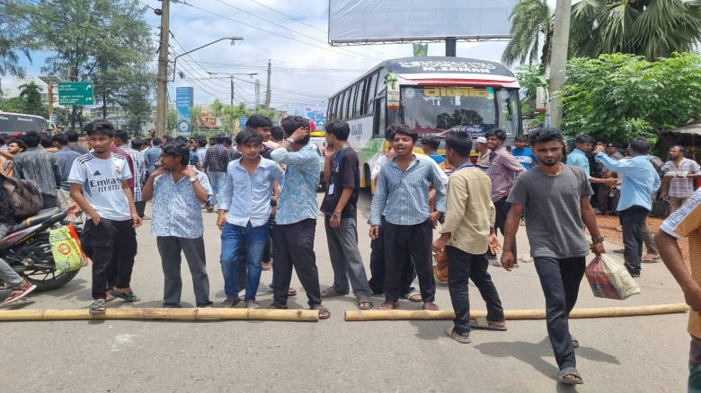 বরিশালে শিক্ষামন্ত্রীর পদত্যাগের দাবীতে শিক্ষার্থী...