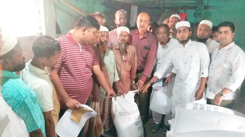 পৌরসভায় সংসদ সদস্যের নির্দেশে অতিবৃষ্টিতে পানিবন্দ...