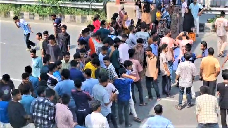 শিক্ষা মন্ত্রীর পদত্যাগের দাবিতে ঢাকা-টাঙ্গাইল মহা...