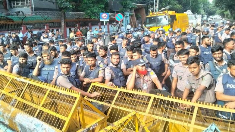 ছয় দফা দাবি নিয়ে সচিবালয়ে শিক্ষার্থীদের প্রতিনিধিদ...