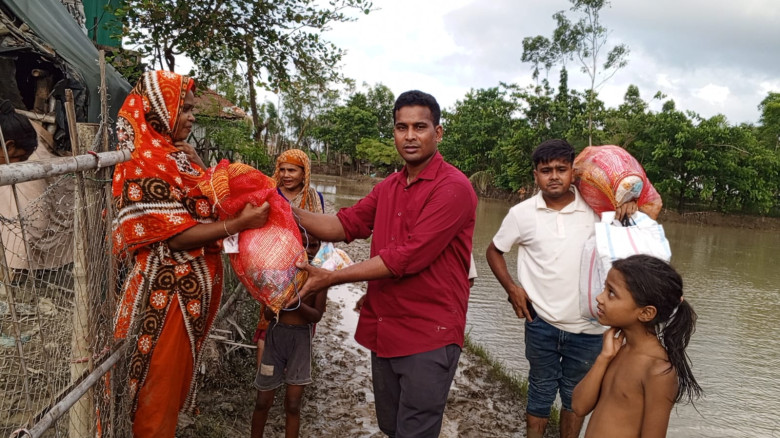 তারেক রহমানের পক্ষ থেকে বন্যার্তদের  মাঝে  ত্রাণ দ...
