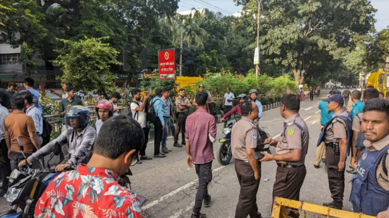 শিক্ষা ভবনের সামনে থেকে সরে গেলেন শিক্ষার্থীরা...