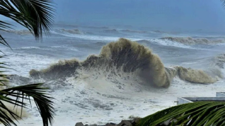 ৪ সমুদ্রবন্দরকে ৩ নম্বর সতর্ক সংকেত...