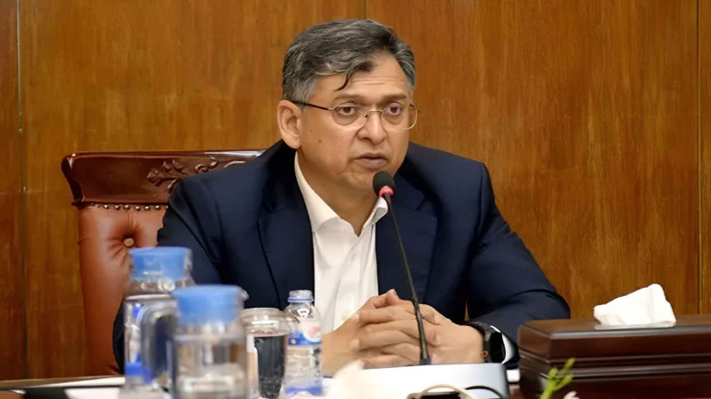 এইচএসসি পরীক্ষার্থীদের বিক্ষোভে ঘোলা পানিতে মাছ শি...