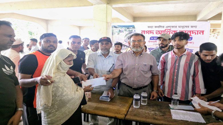 বাঁশখালীতে বন্যার্তদের মাঝে খুলশী ক্লাবের নগদ অর্থ...
