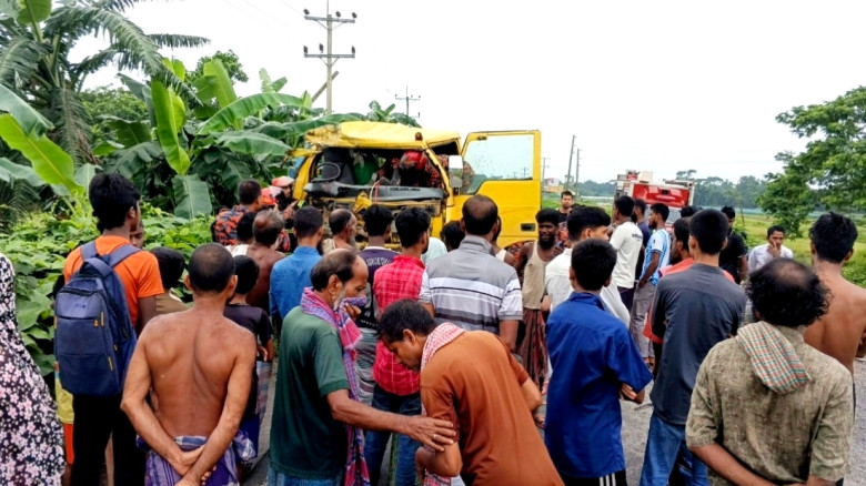 স্টিয়ারিংয়ে আটকে নিথর চালক, পূর্বধলায় ট্রাক দুর্ঘট...