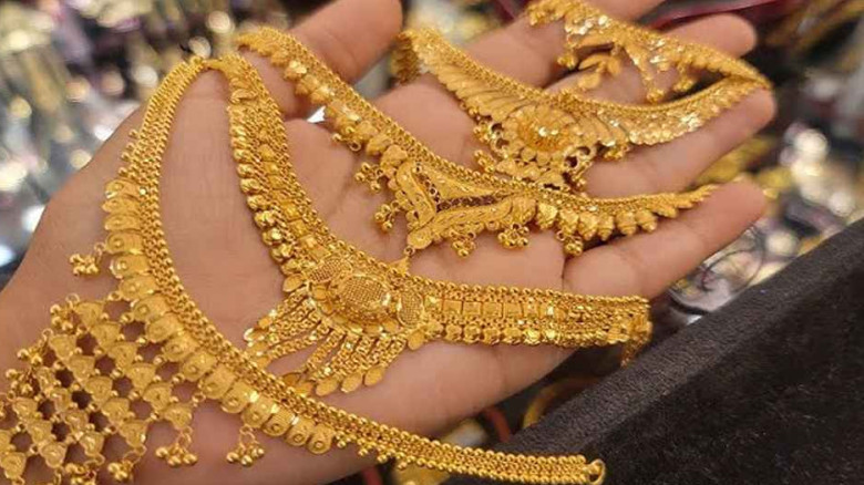 দেশের বাজারে যে দামে বিক্রি হচ্ছে সোনা...