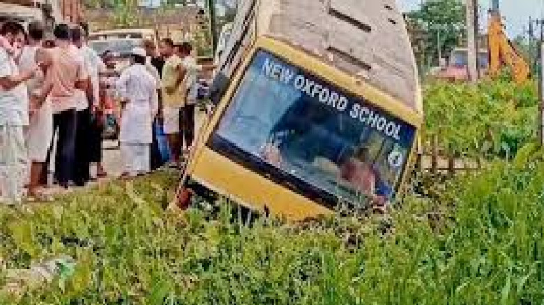 ভারতে স্কুলবাসে ট্রেনের ধাক্কায় নিহত ৪...