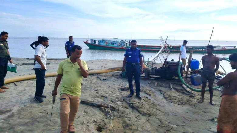 ধনু নদীতে অবৈধ বালু উত্তোলন: ২ জন'কে এক লাখ টাকা জ...