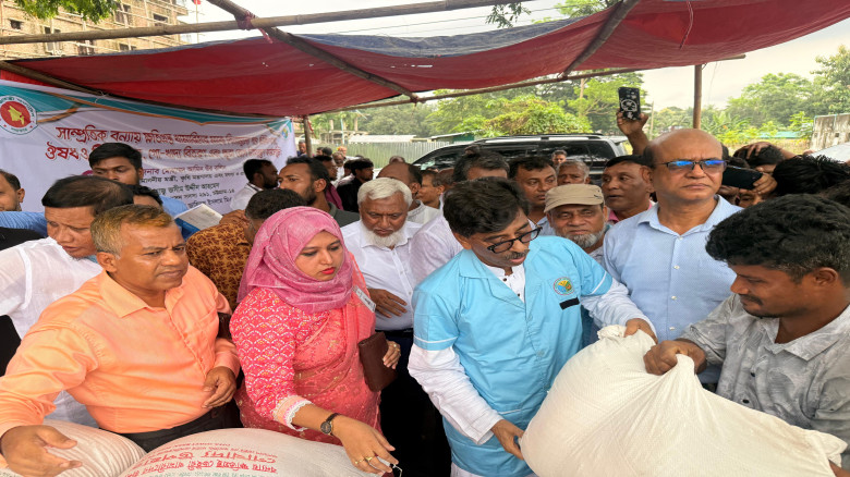 চট্টগ্রামে বন্যায় ক্ষতিগ্রস্ত ডেইরি খামারিদের ৪০০ ...