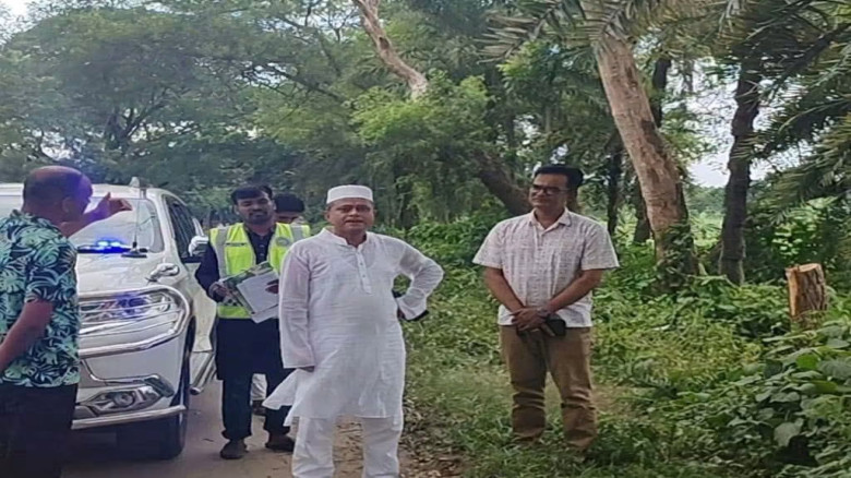 দামুড়হুদা-দর্শনা মহাসড়কে গাছ ফেলে যাত্রীবাহী বাসে ...