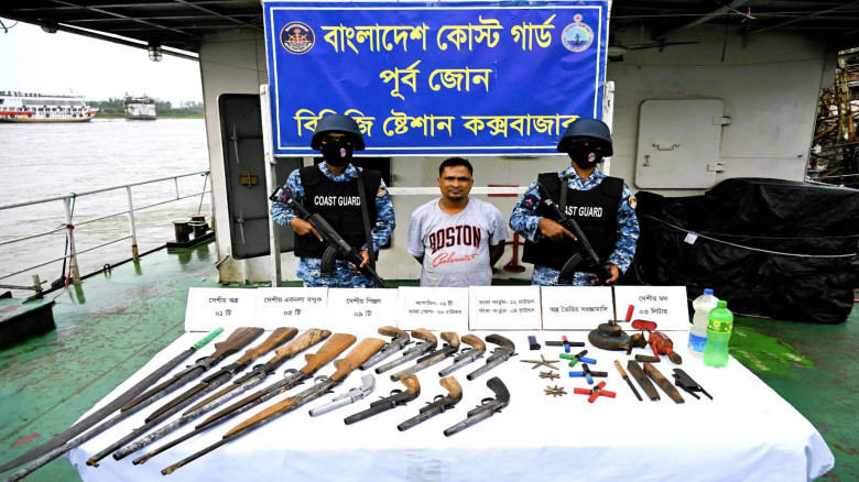 মহেশখালীতে কোস্ট গার্ডের বড় সাফল্য: অস্ত্র ও সরঞ্জ...